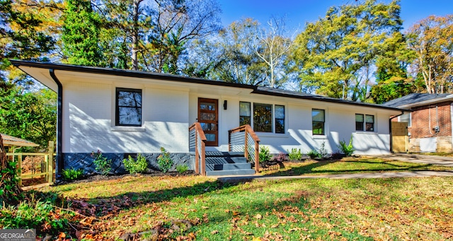 ranch-style house featuring a front lawn