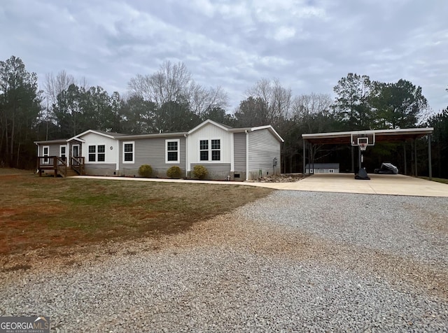 view of front of home featuring a front lawn and a carport