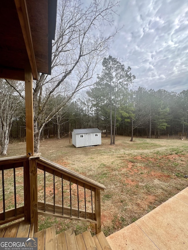 view of yard with a storage shed