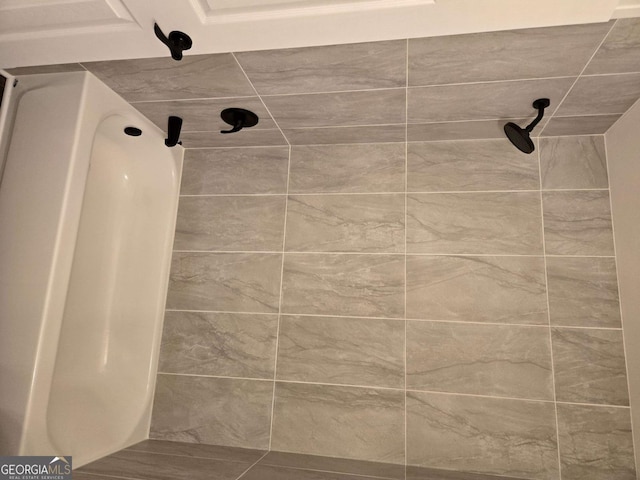 room details featuring a tile shower