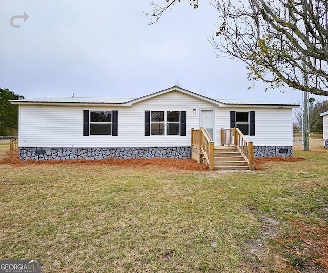 manufactured / mobile home featuring a front lawn