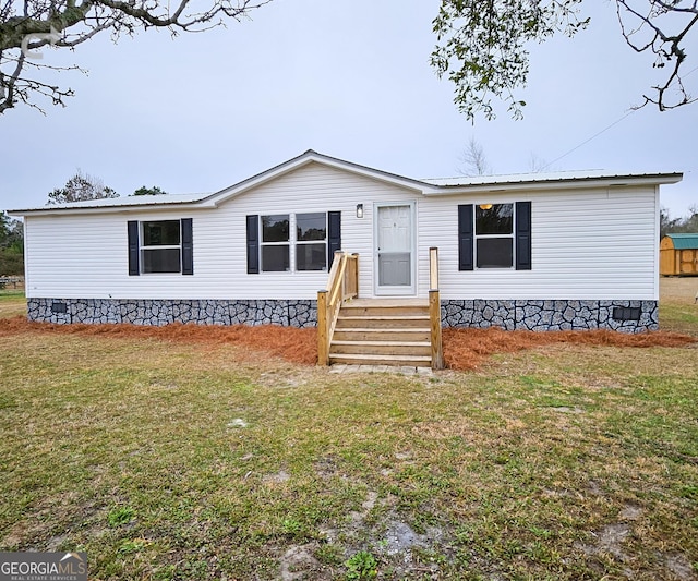 manufactured / mobile home with a front yard