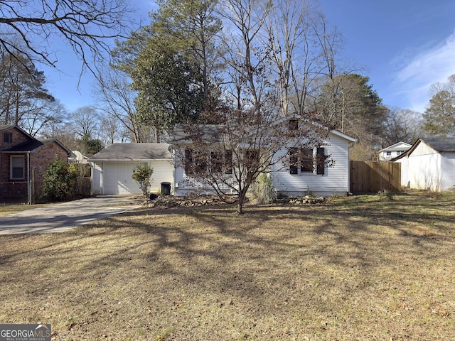 view of front of home featuring a garage, an outdoor structure, and a front lawn