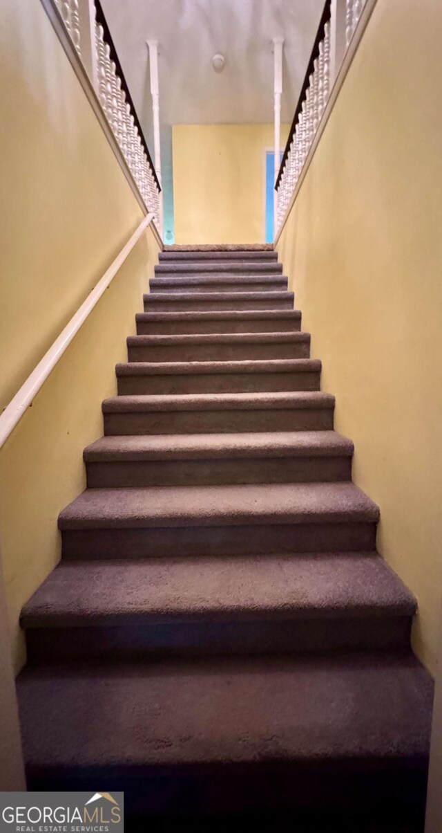 123 Blount St, Reidsville, GA 30453 - view of stairway