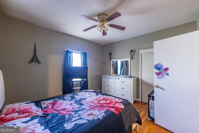 bedroom featuring light wood finished floors and ceiling fan