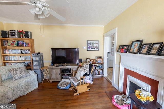 living room featuring crown molding, dark wood-type flooring, and ceiling fan