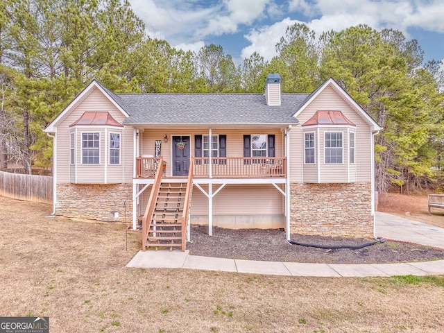 view of front facade with covered porch and a front yard