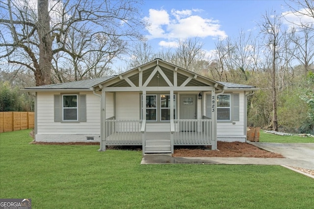 view of front of property featuring a porch and a front yard