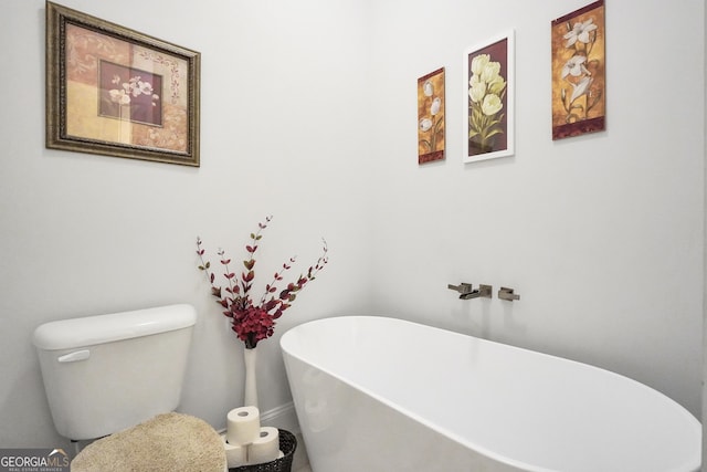 bathroom featuring a washtub