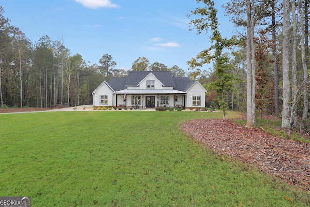 view of front of property featuring a front yard and covered porch