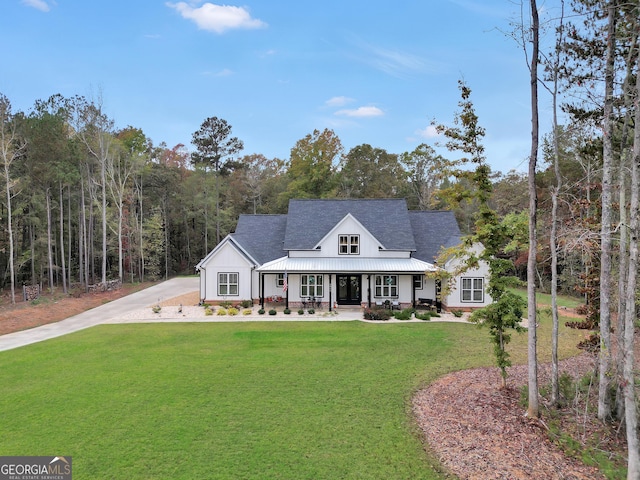 view of front of property featuring a front yard and a porch