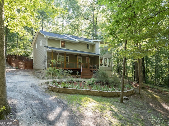 view of front of property featuring covered porch and fence