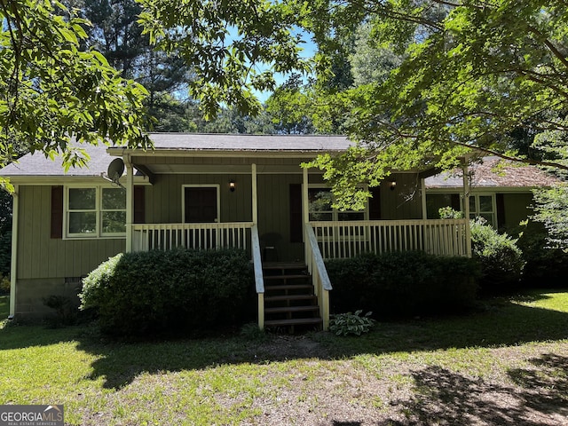 view of front facade featuring covered porch and a front yard