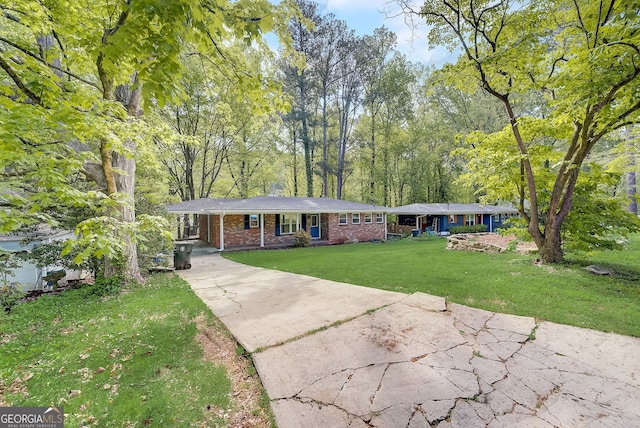 single story home featuring a front yard