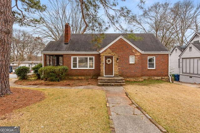 view of front facade with a front yard