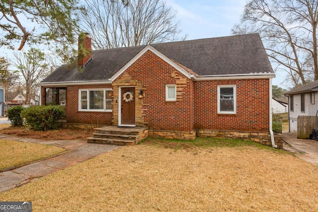 view of front facade featuring a front yard