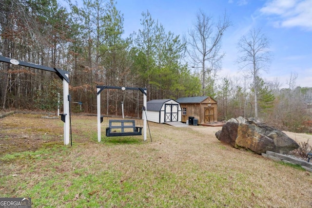 view of yard featuring a shed