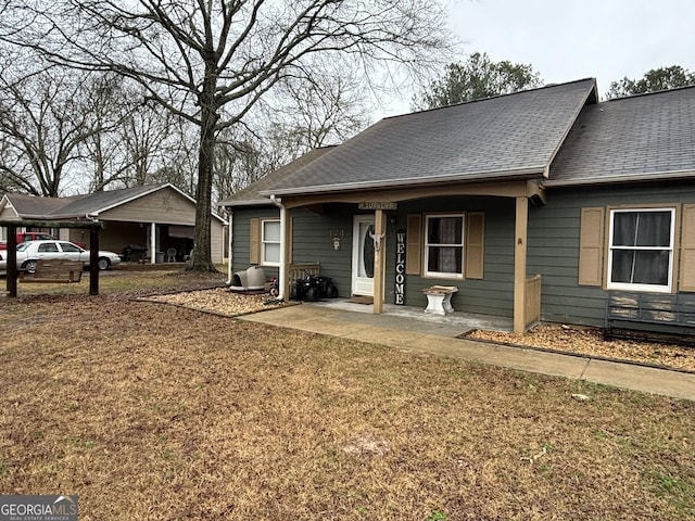 view of front facade with a front yard