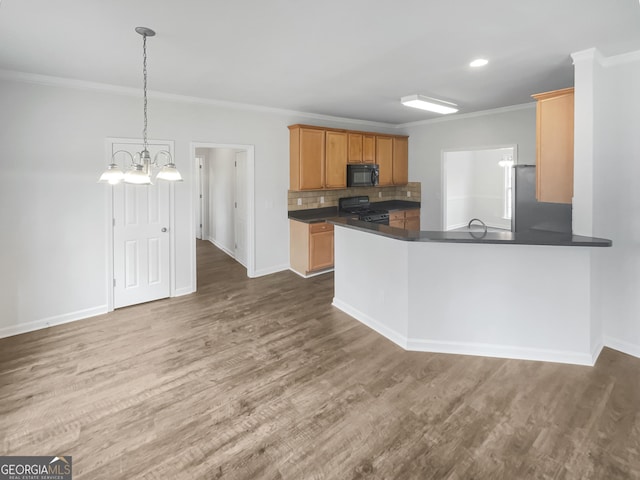 kitchen with crown molding, decorative light fixtures, range, and kitchen peninsula