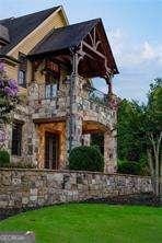 view of front facade with a front lawn