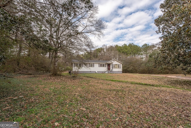 view of front of property with a front yard