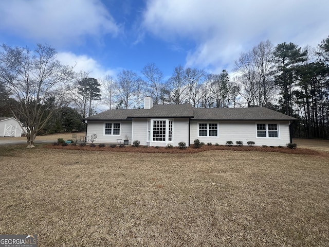 single story home featuring a front yard