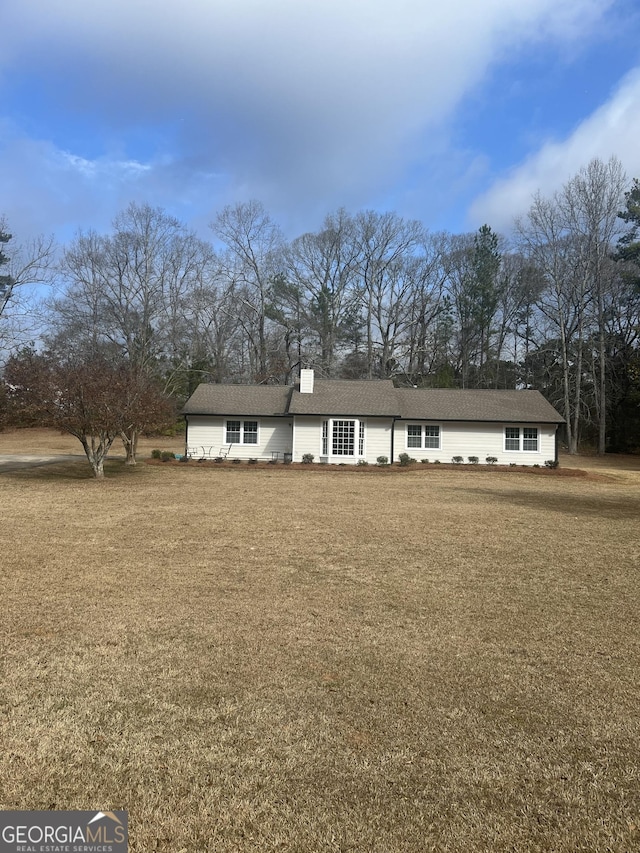 single story home featuring a front lawn