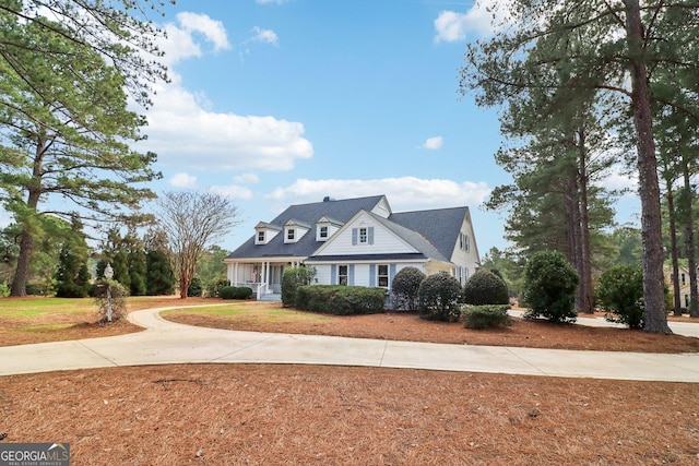 new england style home featuring a front lawn