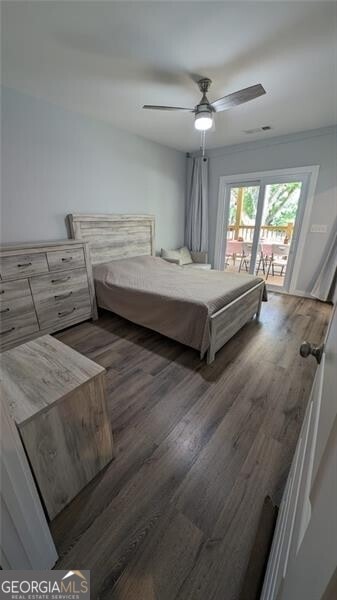 bedroom with dark wood-type flooring and ceiling fan