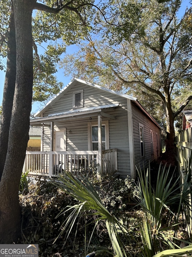 view of front of property featuring covered porch