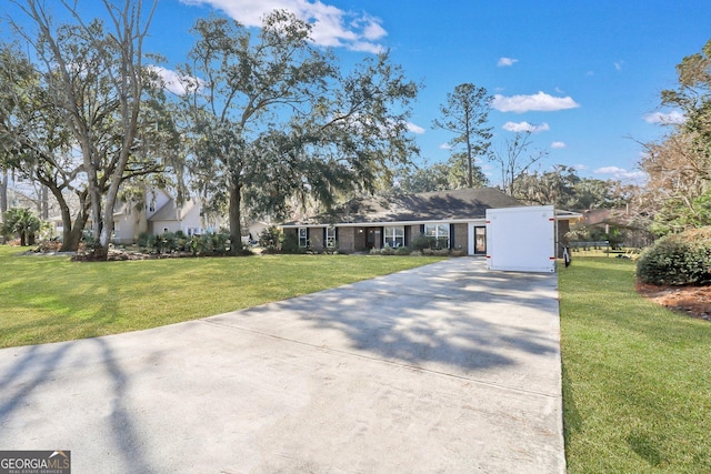 ranch-style house featuring a front yard