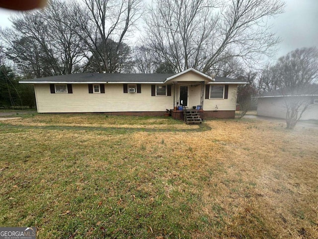 ranch-style house featuring a front yard