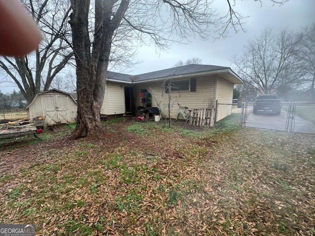 back of house featuring a shed