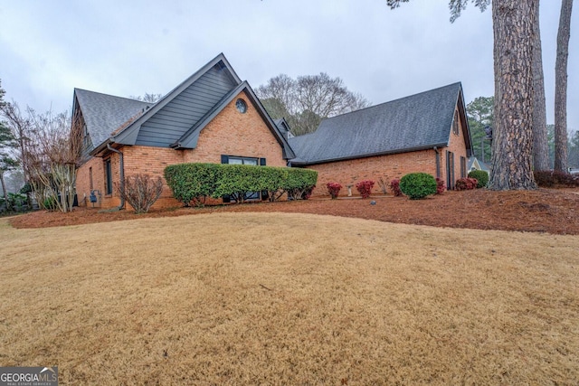 view of side of property featuring a lawn