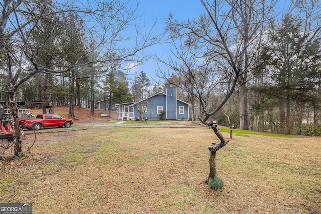 view of front of house featuring a front lawn