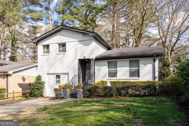 tri-level home featuring a front yard