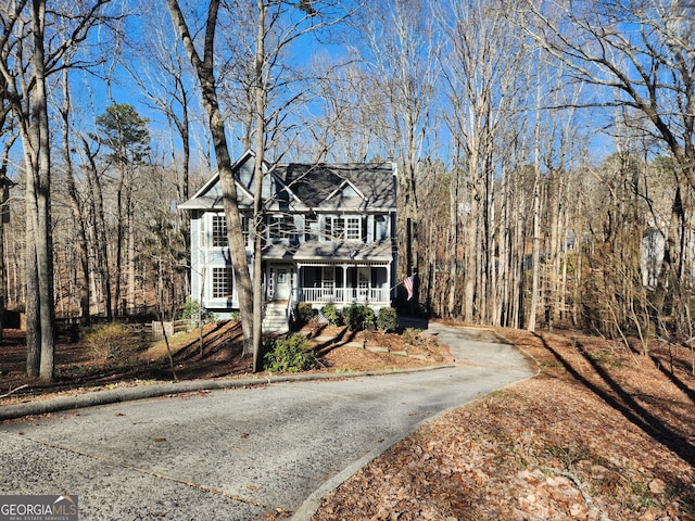 view of front of property with driveway and covered porch