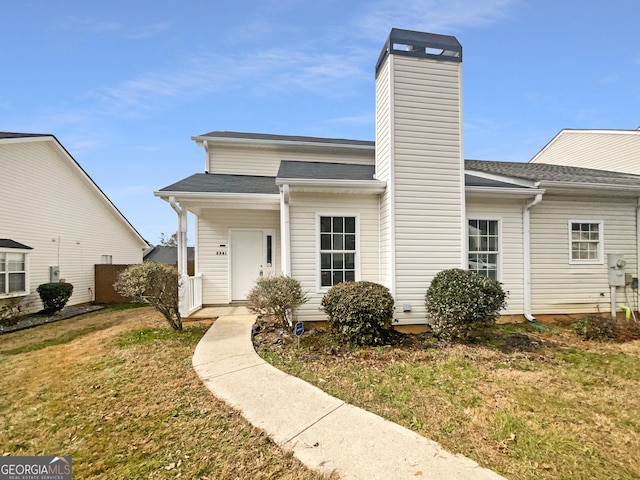 view of front facade with a front yard