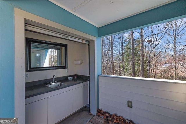 bathroom featuring sink