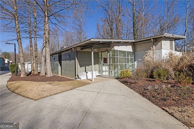 view of front facade featuring a carport