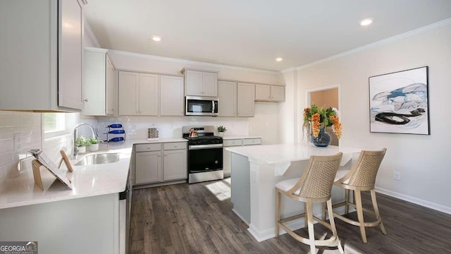 kitchen featuring sink, a center island, appliances with stainless steel finishes, dark hardwood / wood-style flooring, and decorative backsplash