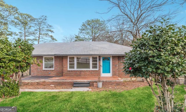 single story home featuring a front lawn