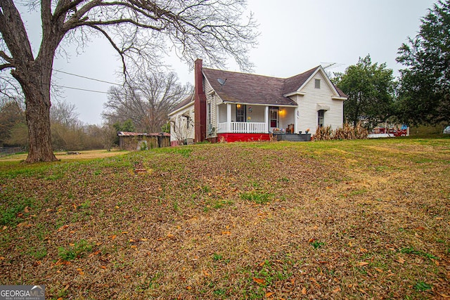 view of front of home featuring a porch and a front lawn