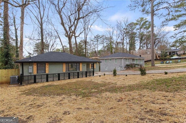 view of front of home featuring central AC unit and a front lawn