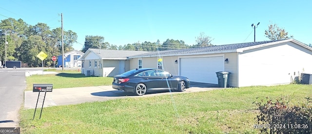 view of front facade with a garage and a front yard