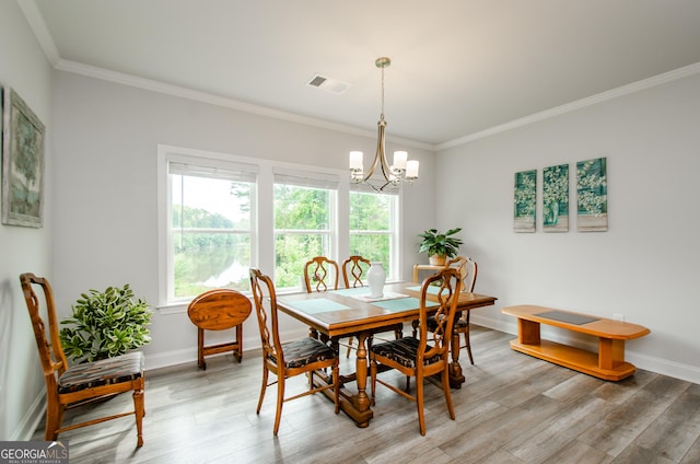 dining room featuring a chandelier, light hardwood / wood-style floors, and a wealth of natural light