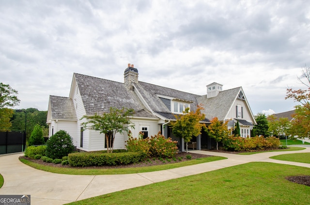 view of front of house with a front lawn