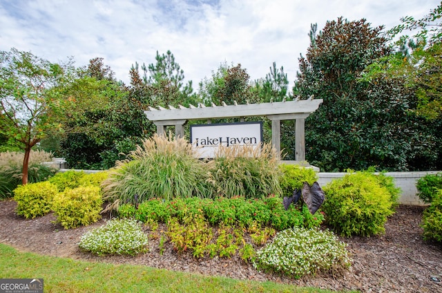 view of community / neighborhood sign