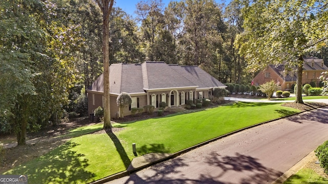 view of front of house featuring a front lawn