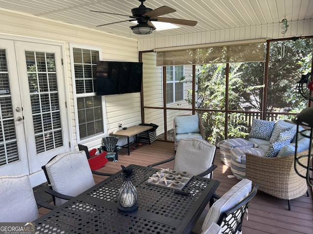 sunroom / solarium with a ceiling fan